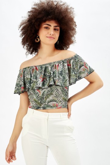Çiçek Ve Papağan Desenli Kısa Volanlı Bluz